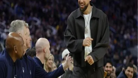 身高不足一米八走上职业之路有多艰难？徐杰首谈泪水中伴随篮球的童年岁月。